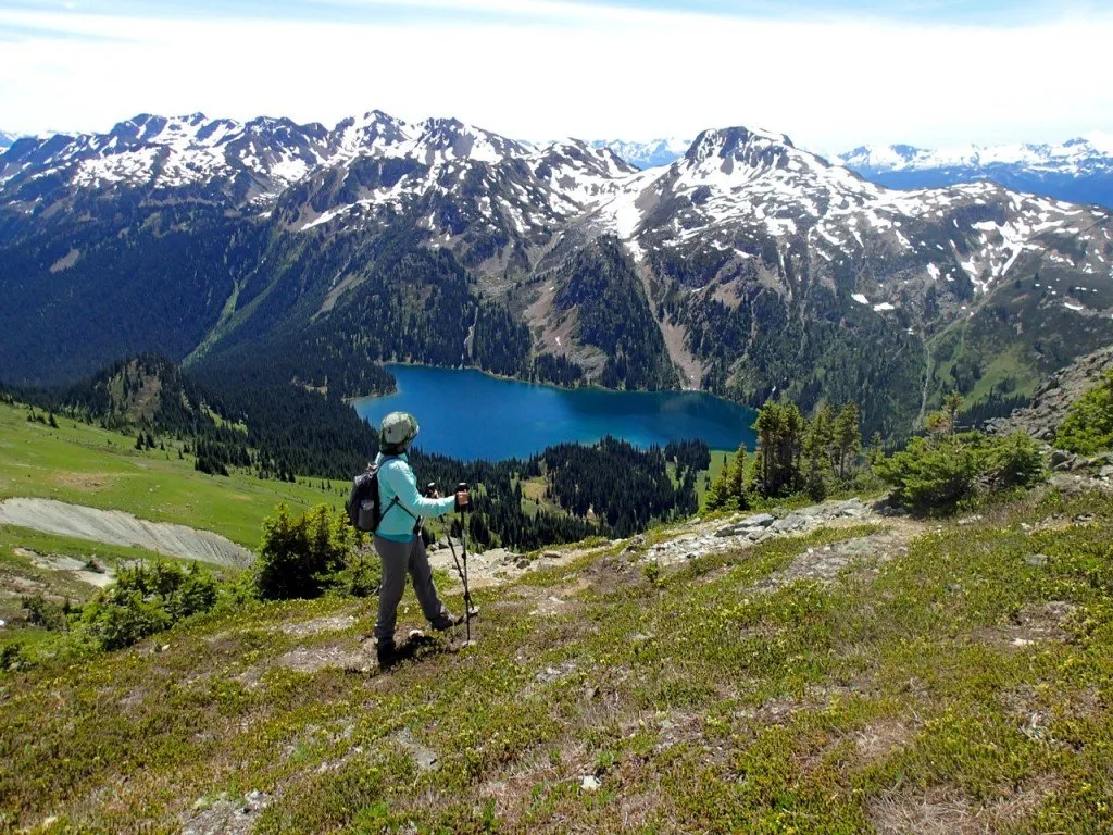 Tips for hiking in hot weather: protect yourself from the sun.