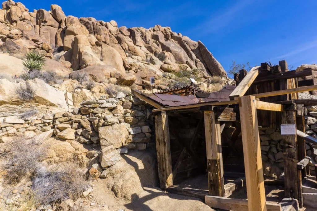 The ruins of Mastodon Mine in Joshua Tree National Park, one of 15 awesome things to do in Joshua Tree. Add exploring an old abandoned mine to your Joshua Tree bucketlist.