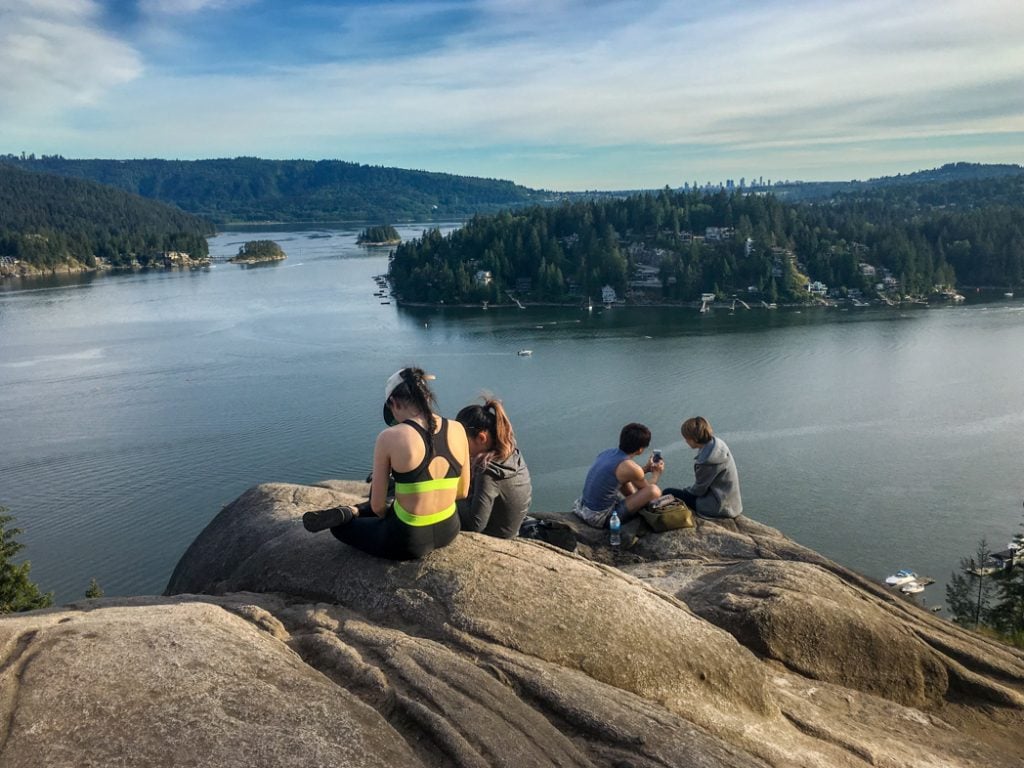 Pedreira de Rocha em Deep Cove, perto de Vancouver, BC