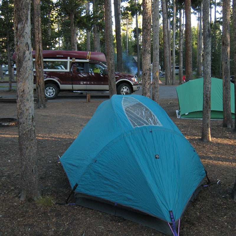 Kampeerplaatsen op Grant Village Campground in Yellowstone National Park
