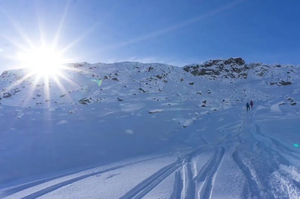 Snowshoers climbing up a steep and snowy mountain near Vancouver, BC. Learn how to choose snowshoes for the mountains