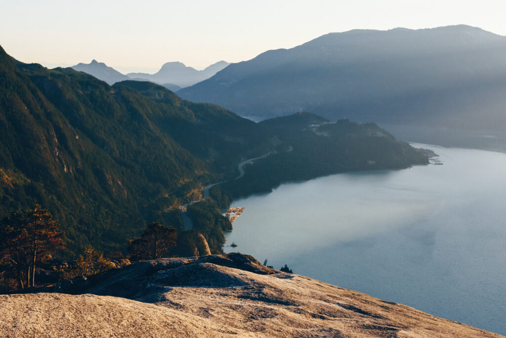 Excursionistas en la parte superior del Stawamus Chief en Squamish - una de las caminatas más instagrameadas en Vancouver