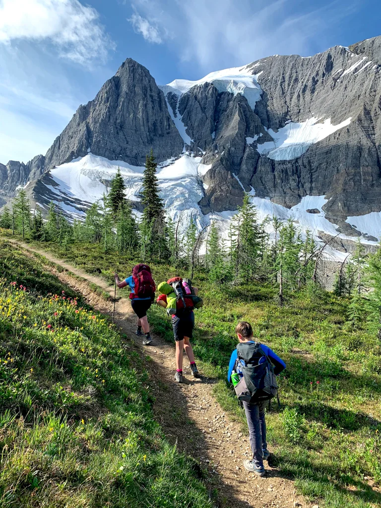 Hikers on the trail to Tumbling Pass