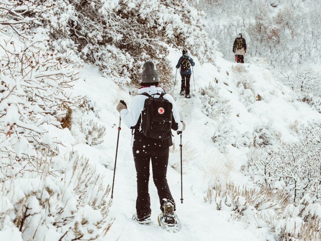 Best Gifts for Snowshoers (25+ Ideas)