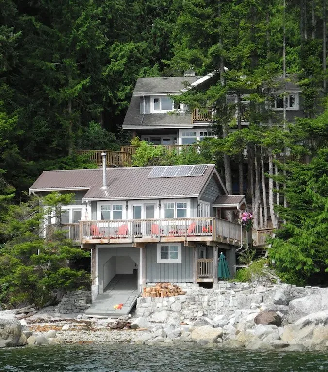 Oceanfront cottage in Lang Bay near Powell River