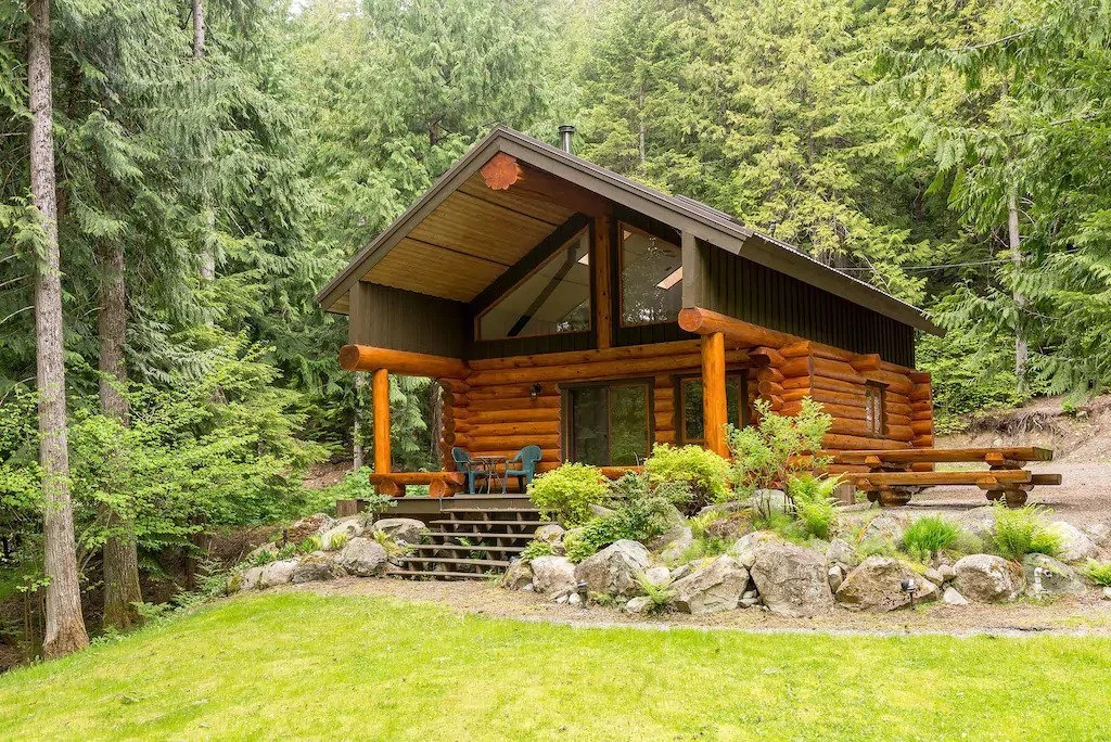 Lakefront log cabin in Pemberton