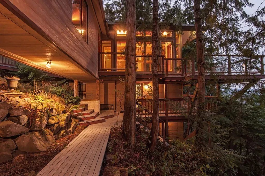 Exterior of a treehouse cabin on Salt Spring Island near Vancouver