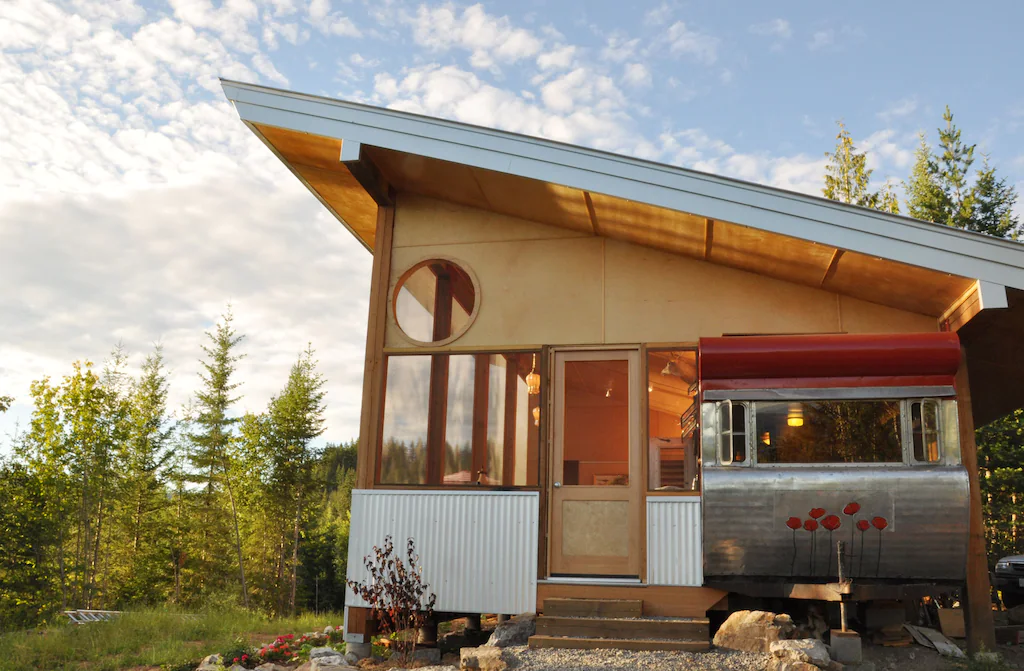 Tin Poppy Cabin near Salmon Arm - one of the best cabins near Vancouver