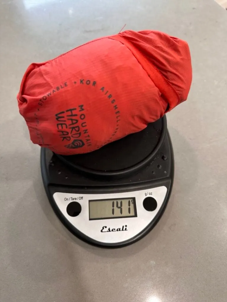 Weighing a wind jacket on a kitchen scale - how to reduce your backpack weight