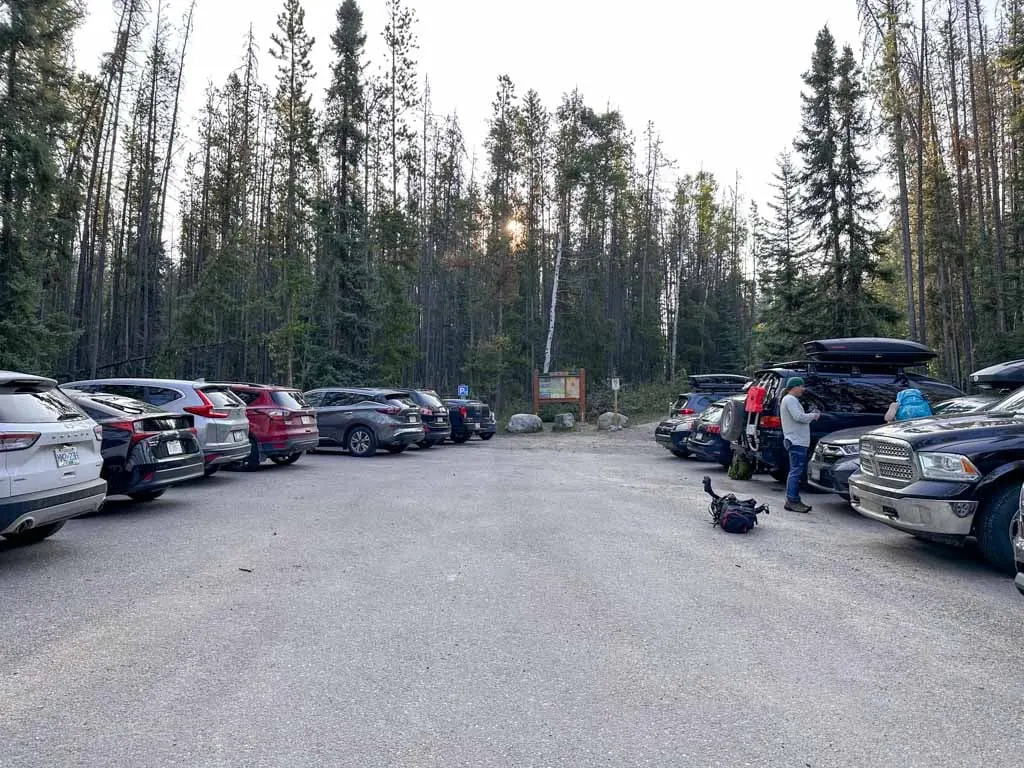 Parking lot at the Signal Mountain Trailhead for the Skyline Trail