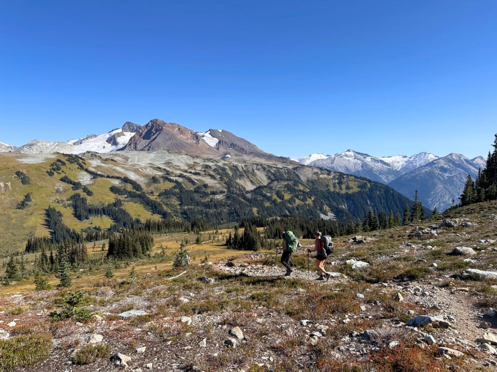Hikers descending from Oboe Summit on the way to Russet Lake