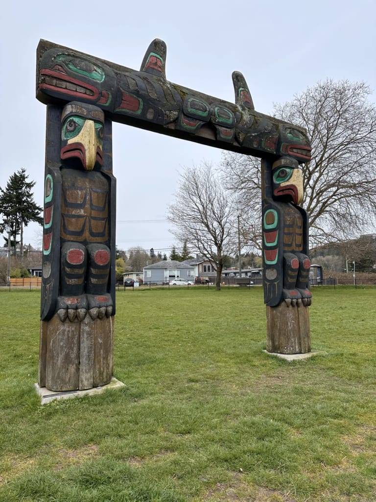 The Indigneous portal arch at Departure Bay Beach