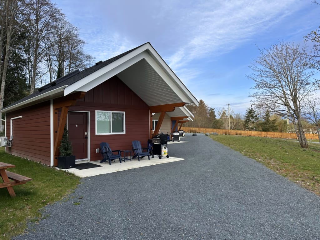The outside of one of the cabins at the Snaw Naw As Campground
